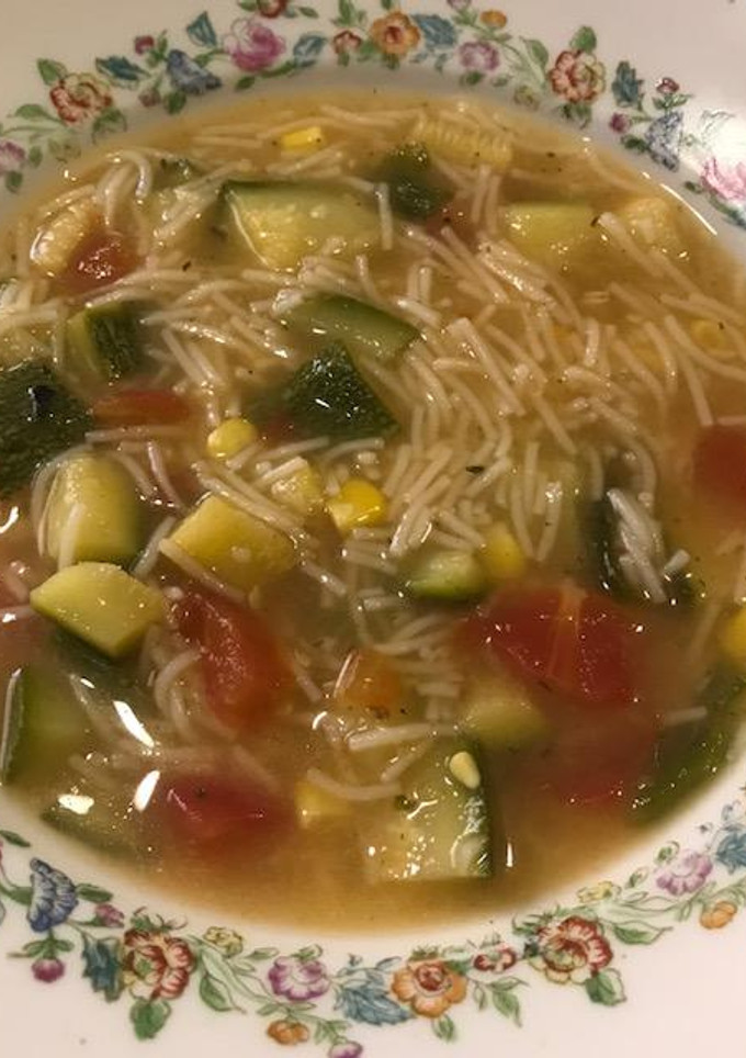 Una foto de Sopa de fideo con calabacitas
