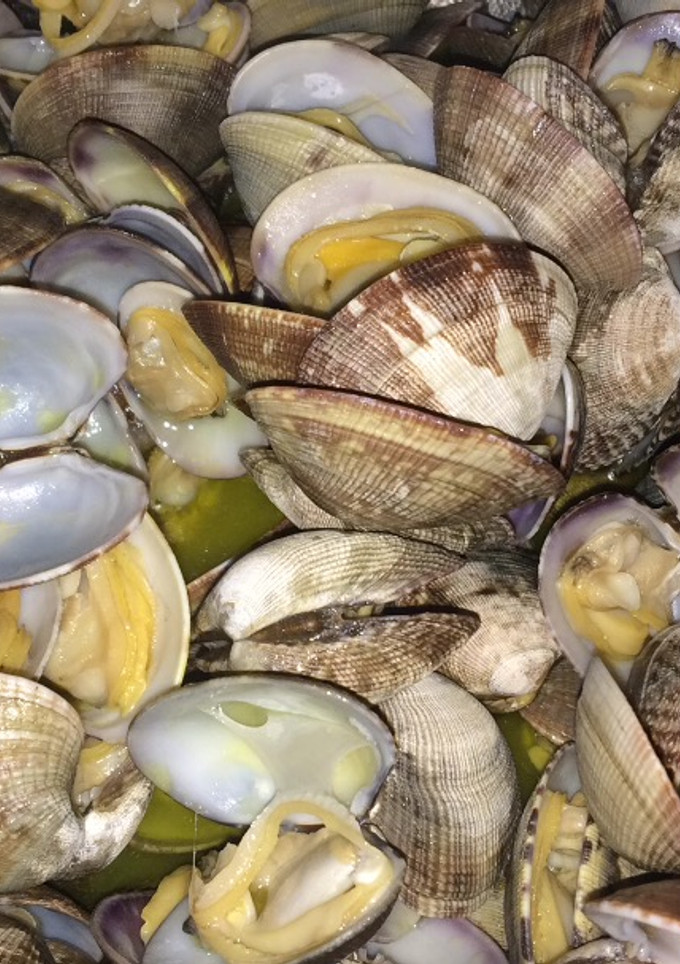 Una foto de Almejas a la marinera estilo Caamaño