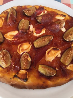 Una foto de Pizza de higos con jamón