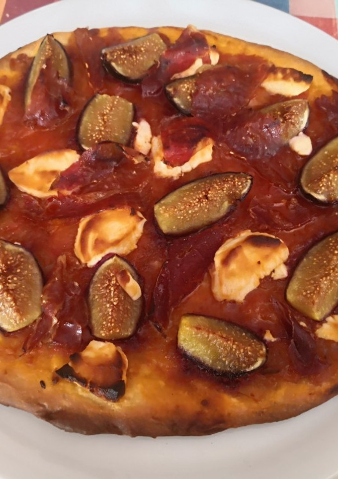 Una foto de Pizza de higos con jamón