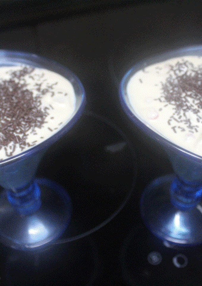Una foto de Copa de granada acompañada de cóctel de frutas y yogurt