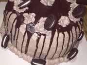 Una foto de torta oreo con ganache