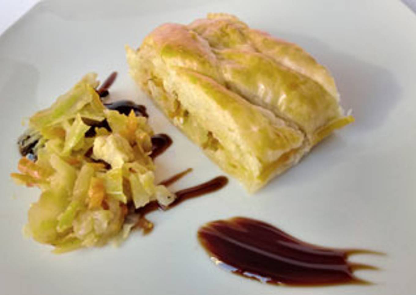 Hojaldre relleno de pollo y verduras