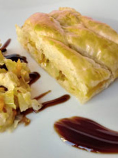 Una foto de Hojaldre relleno de pollo y verduras