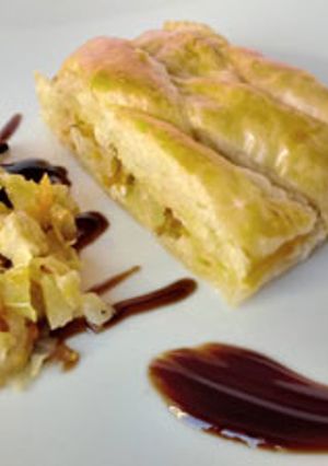 Una foto de Hojaldre relleno de pollo y verduras