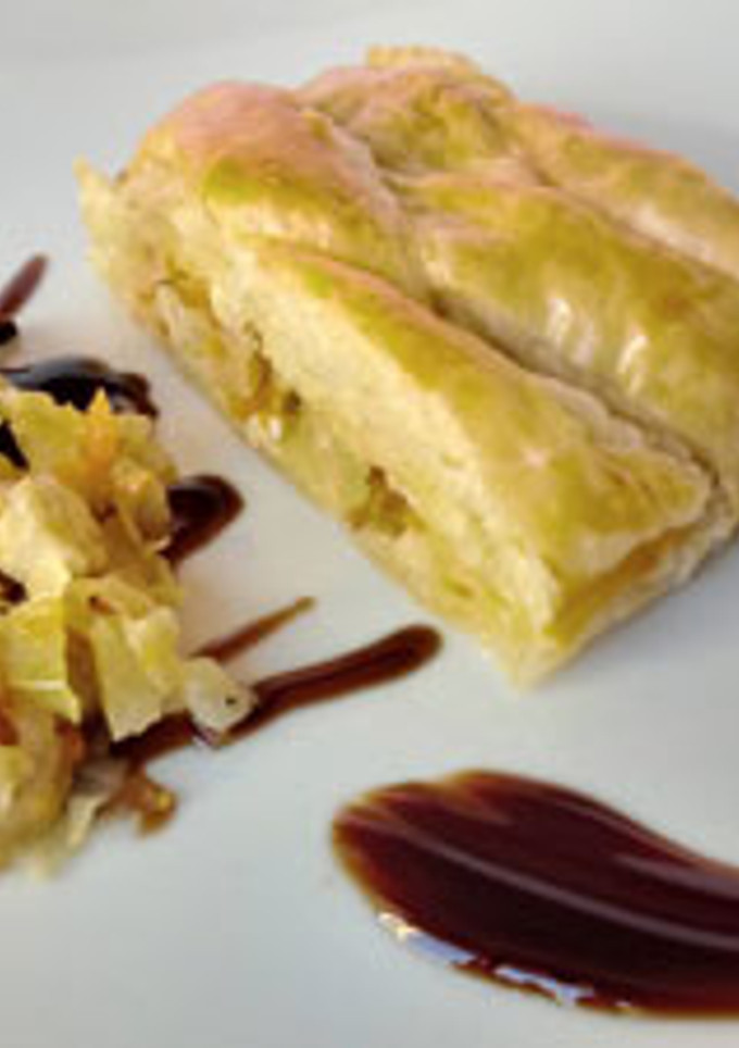 Una foto de Hojaldre relleno de pollo y verduras