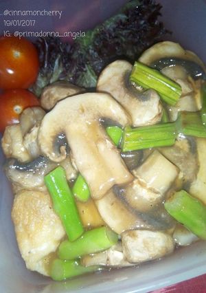A picture of Fried Tofu with Asparagus and Mushroom Sauce.