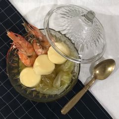 A picture of Chinese cabbage soup with prawn and egg tofu.