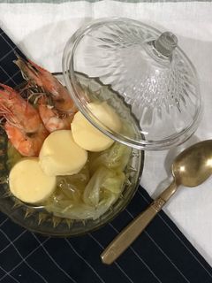 A picture of Chinese cabbage soup with prawn and egg tofu.
