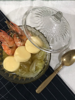 A picture of Chinese cabbage soup with prawn and egg tofu.