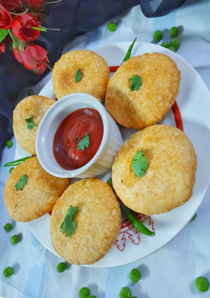 मटर की खस्ता कचौड़ी (Matar ki khasta kachori recipe in hindi) रेसिपी मुख्य फोटो
