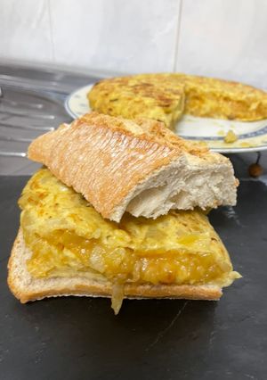 Una foto de Bocadillo de tortilla de patata 🥔