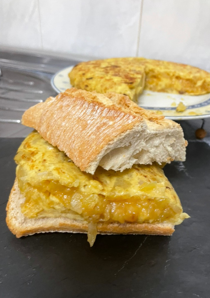 Una foto de Bocadillo de tortilla de patata 🥔