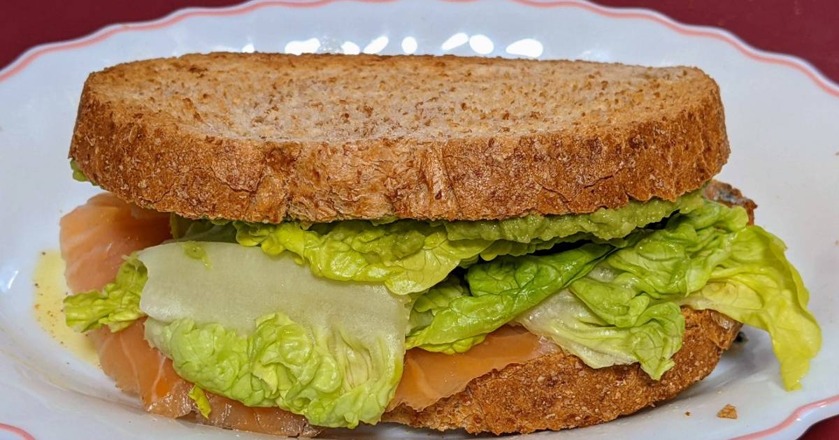Sándwich de salmón ahumado con queso azul, lechuga y guacamole Receta
