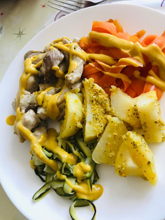 Una foto de Crema de verduras, Pollo con salsa y guarnición