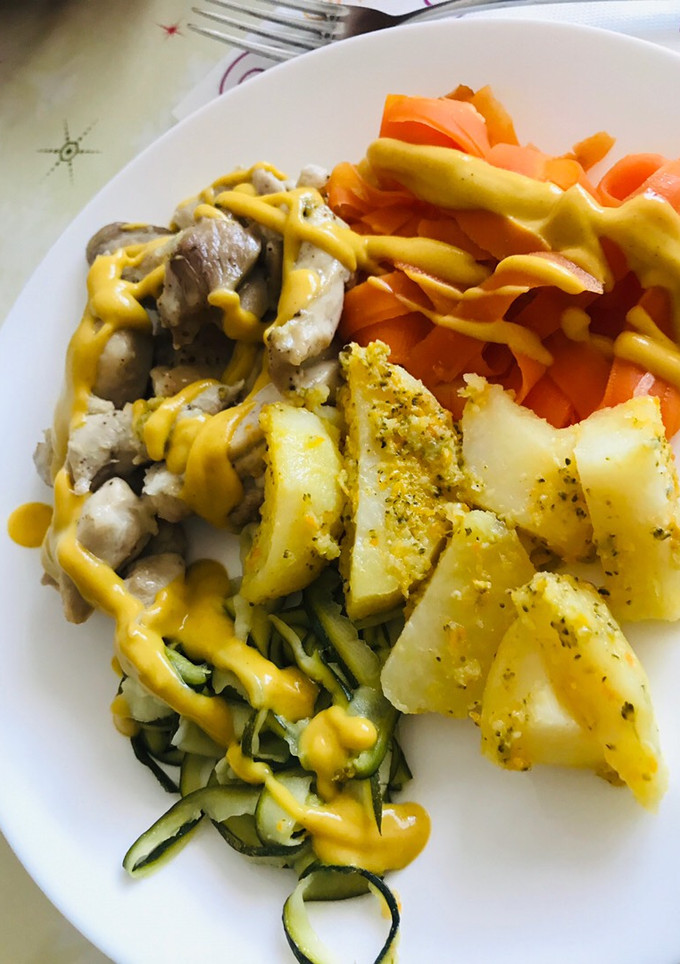Una foto de Crema de verduras, Pollo con salsa y guarnición