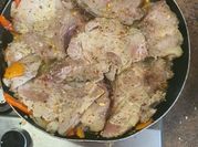 Una foto de chuletas de cerdo al sarten