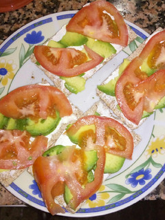 Una foto de Cracker de centeno 100% con aguacate, tomate natural y requesón
