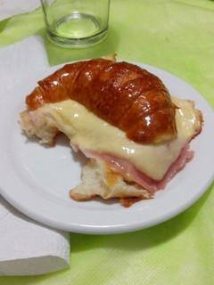 Una foto de Medialunas con jamón y queso !!!