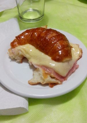Una foto de Medialunas con jamón y queso !!!