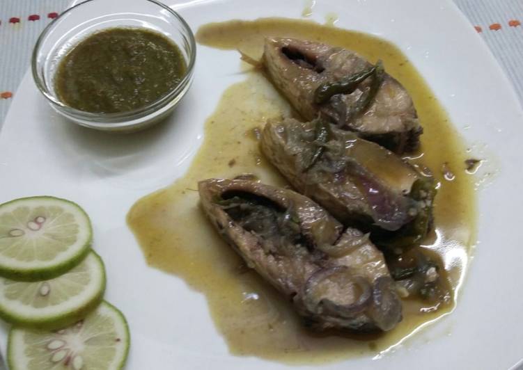 Stream Hilsa fish with green chilli and onion