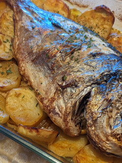 Una foto de Dorada al horno con patata panadera