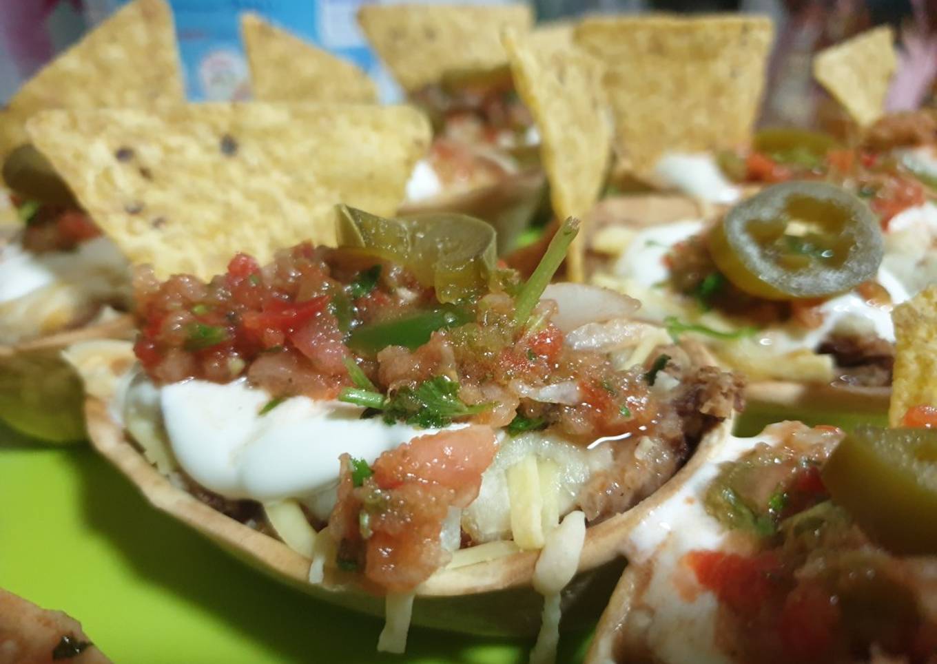 Barquitas de frijoles refritos y pico de gallo