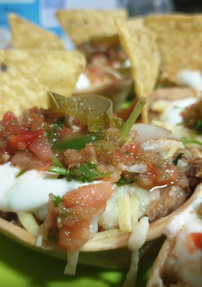 Una foto de Barquitas de frijoles refritos y pico de gallo