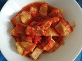 Pollo con tomate y patatas