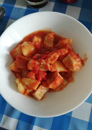 Una foto de Pollo con tomate y patatas