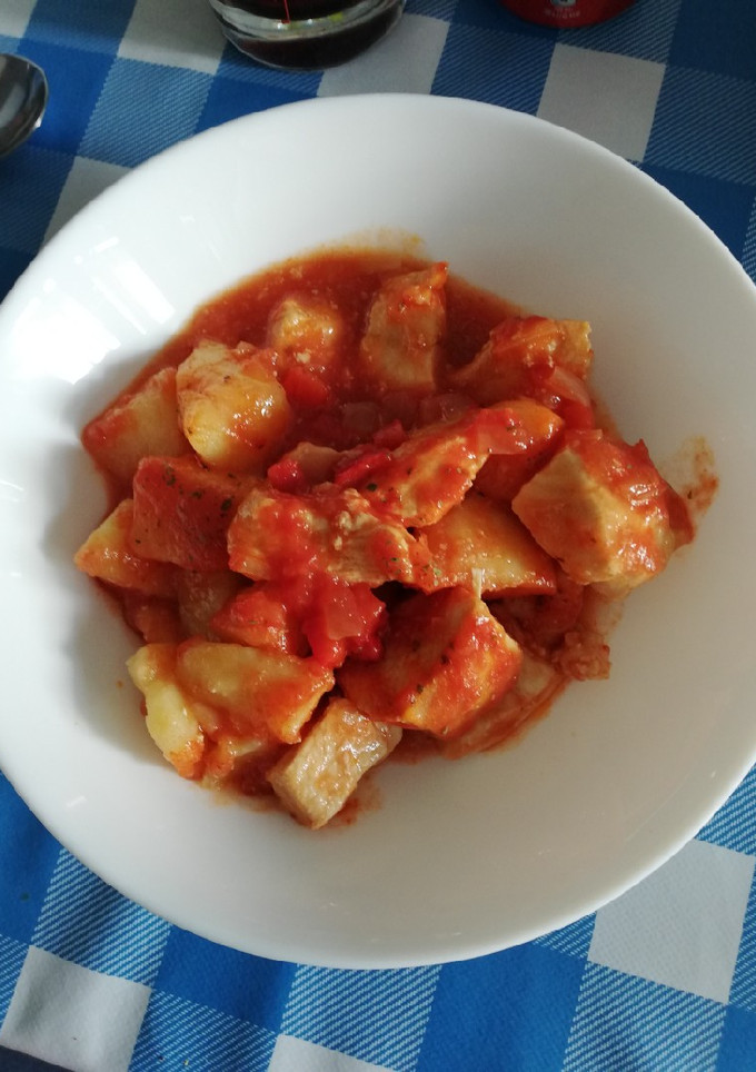 Una foto de Pollo con tomate y patatas