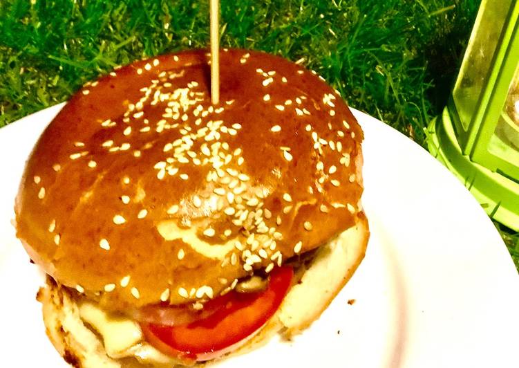 Domowy cheeseburger z wędzonym serem i smażonymi pieczarkami🍔