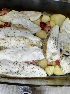 Una foto de Filetes de gallo con patatas y bacon