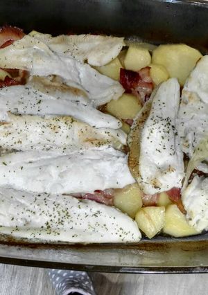 Una foto de Filetes de gallo con patatas y bacon