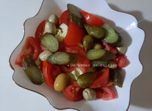 Une photo de Salade de laitue, tomate et cornichons 🥗