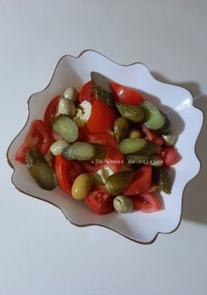 Une photo de Salade de laitue, tomate et cornichons 🥗
