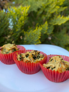 Una foto de Muffins de verduras, queso y lomito