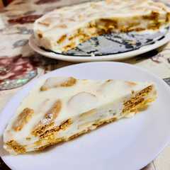 O poză a rețetei Tort de casă cu iaurt,biscuiți și banane.