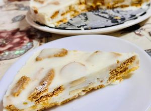 O poză a rețetei Tort de casă cu iaurt,biscuiți și banane.