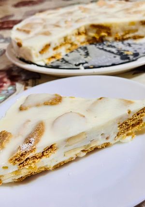 O poză a rețetei Tort de casă cu iaurt,biscuiți și banane.
