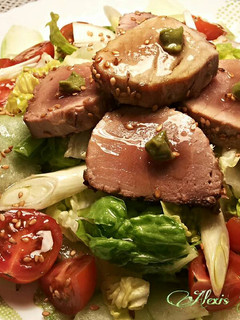Una foto de Ensalada de atún fresco con Wasabi y sésamo