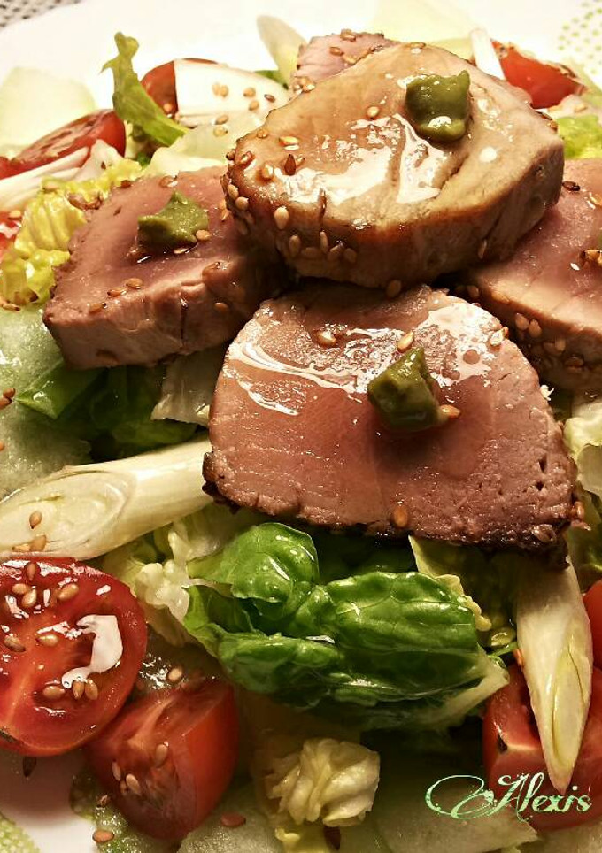 Una foto de Ensalada de atún fresco con Wasabi y sésamo