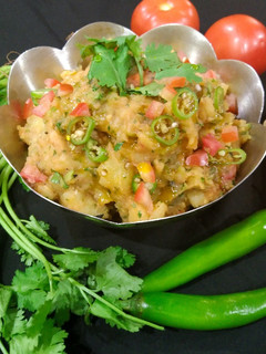 आलू और टमाटर का चोखा (aloo aur tamatar ka chokha recipe in Hindi) रेसिपी मुख्य फोटो