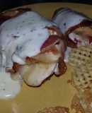 Pollo relleno envuelto en panceta
