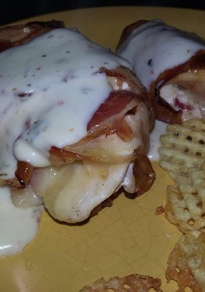 Una foto de Pollo relleno envuelto en panceta