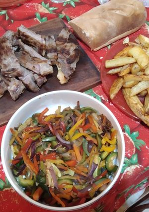 Una foto de Carne asada, papas rústicas y verduras a la plancheta