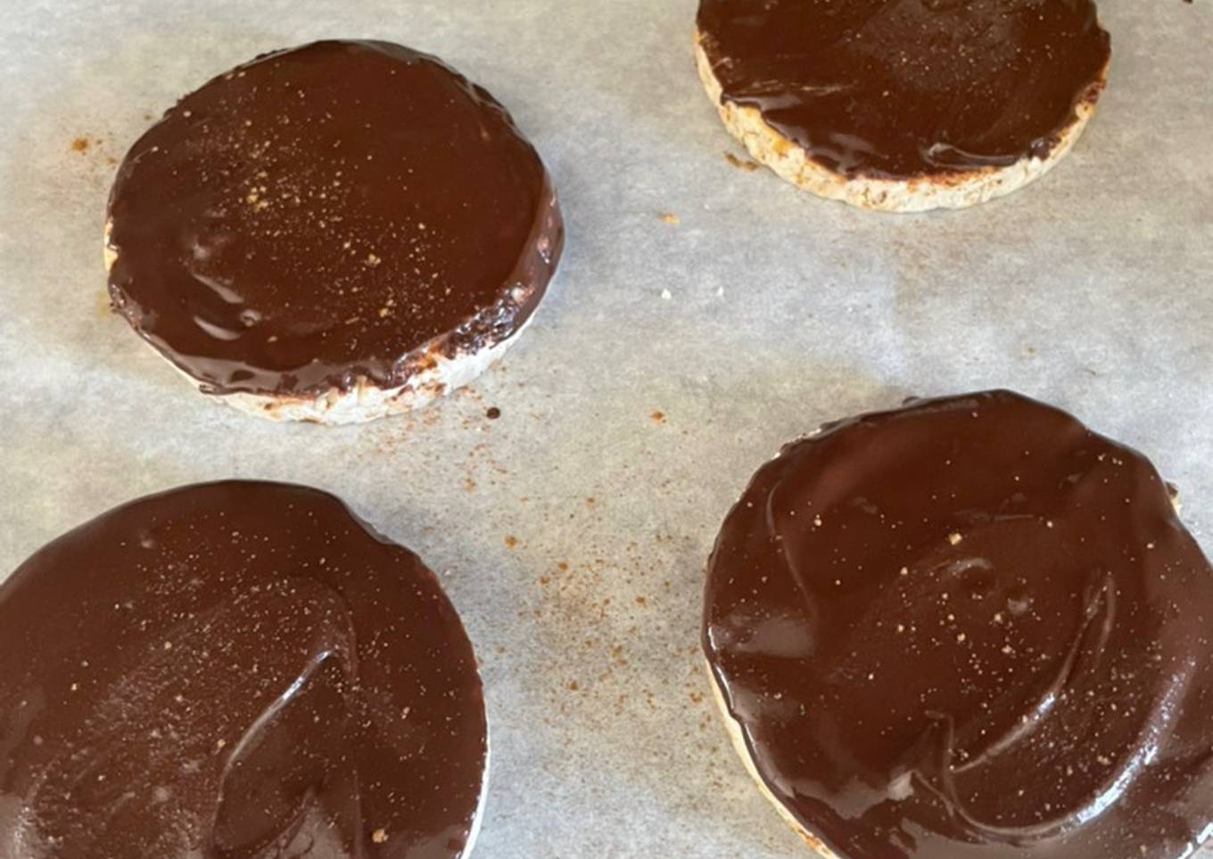 Tortas de arroz con chocolate y crema de cacahuete