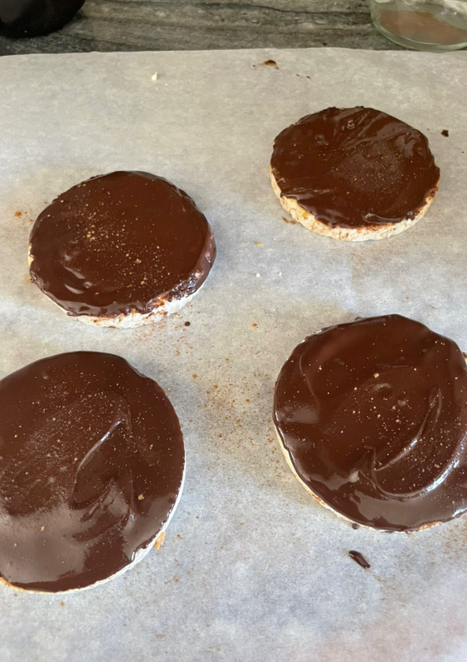 Una foto de Tortas de arroz con chocolate y crema de cacahuete