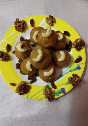 A picture of Besan ke laddu.