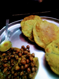 चने कि सब्जी और पालक कचौड़ी (Chane ki sabzi aur palak kachori recipe in hindi) रेसिपी मुख्य फोटो